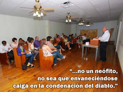 Imagen de la diapositiva 7 sobre el tema Constituyeron ancianos en cada iglesia, con la fotografía de una una congregación de la iglesia de Cristo en Bayamón, Puerto Rico y textos concisos.
