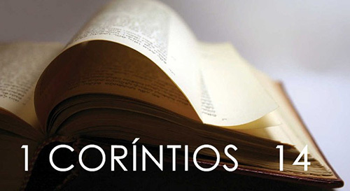 Esta fotografía de una Biblia abierta ilustra la Lista del contenido para el tema Lenguas y profecías, estudios sobre 1 Corintios 14.