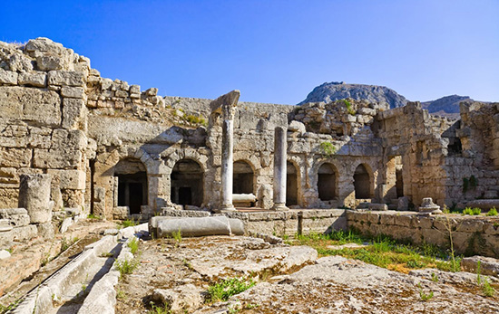Ruinas de termas romanas de la antigua ciudad de Corinto, fotografía que ilustra el Estudio 4 de Lenguas y Profecías, un análisis de 1 Corintios 14.