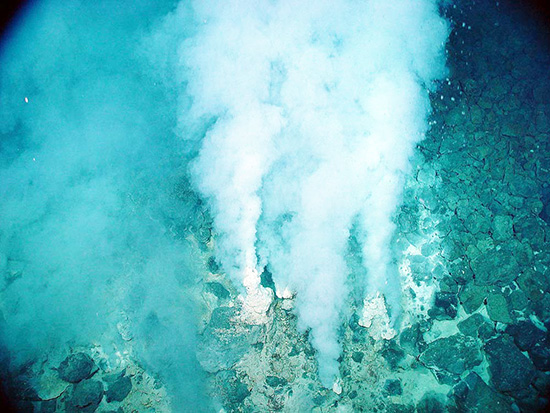 Esta fotografía de fumarolas en el lecho oceánico ilustra el tema La NASA pudo recrear los orígenes de la vida y los resultados resultan ser estremecedores, por Chris Ciaccia, de Fox News, añadiendo Homero Shappley su análisis.