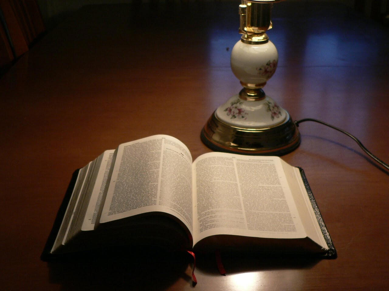 Biblia con lámpara, las que ilustran Doctrina, religión y la verdad