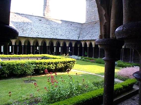 Fotografía de algunos de los jardines de la abadía benedictina en el Monte San Miguel, Francia.