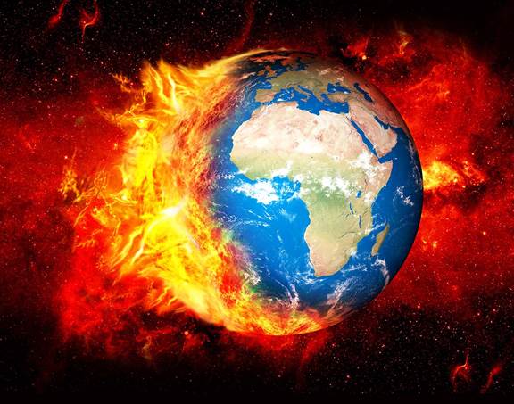 Imagen del planeta Tierra, con África y el Medio Oriente visibles, arrastrando llamas rojas y amarillas de fuego, contra un trasfondo negro y nubes de fuego a la derecha.