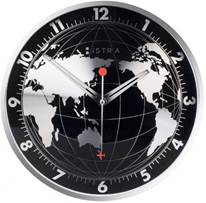 Fotografía de un reloj grande redondo cuya cara es la imagen del globo del planeta Tierra donde los continentes aparecen en blanco sobre negro, al igual que los números y las rayitas que indican las horas y los minutos.