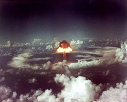 Fotografía de la explosión de una bomba termonuclear como la que fue lanzada sobre Hiroshima, Japón, en el año 1945, destruyendo totalmente aquella ciudad grande y matando a decenas de miles de seres humanos.