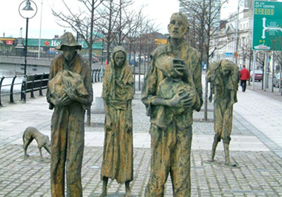 Monumento a la Gran Hambruna en Irlanda a mediados del Siglo XIX.