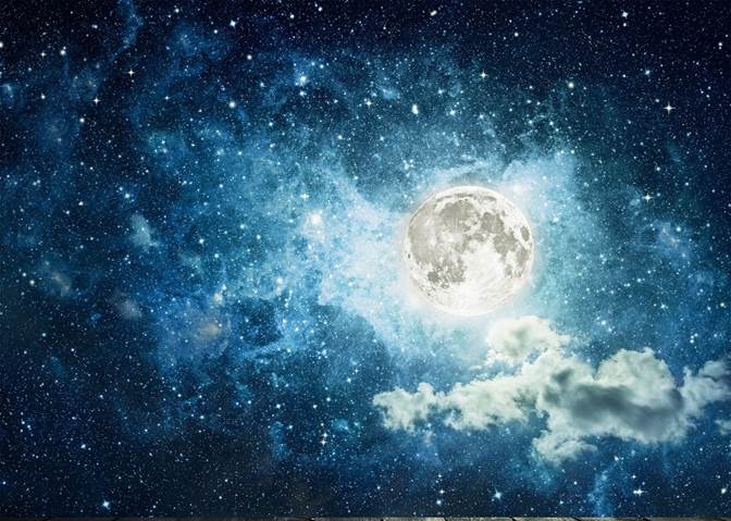 La luna llena contra el trasfondo del espacio estrellado es una gráfica que pone de relieve el propósito del Dios Creador an poner lumbreras en la expansión de los cielos.