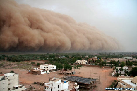 Enorme tormenta de polvo azota en el Sudán, África.