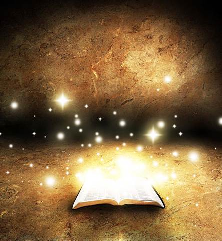 Gráfica de una Biblia abierta con estrellas de distintos tamaños encima contra espacios en tonos de oro y pardo, ilustración para el Comentario sobre el librito abierto de Apocalipsis 10 por Homero Shappley.
