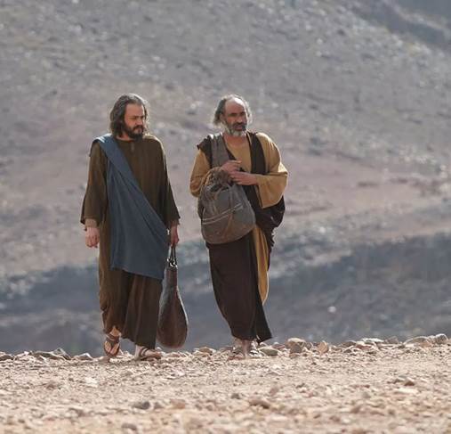 Fotografía de dos varones vestidos de túnicas a lo antiguo simbolizan a los siervos de Dios en la tierra que representan a los Dos Testigos de Apocalipsis. 