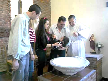 Fotografía del bautismo de un niño por aspersión, ejemplo de un bautismo no encontrado en la Biblia.