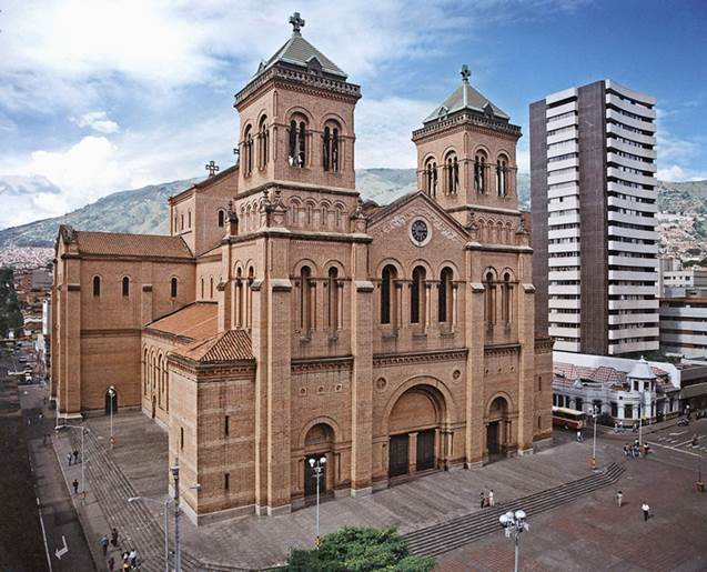 La catedral metropolitana de la Iglesia Católica Romana en Medellín, Colombia