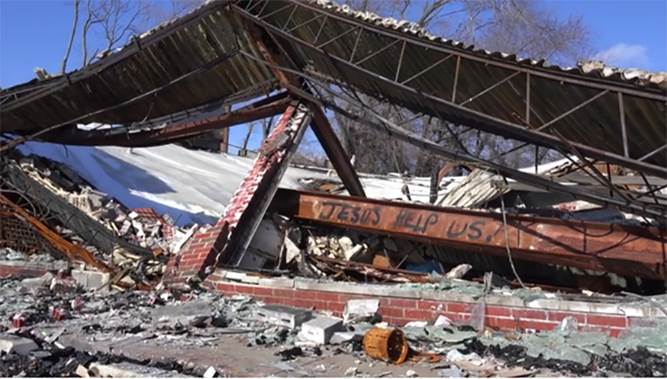 Fotografía de un edificio comercial aplastado por un fuerte tornado, ilustración para el artículo Beneficios de huracanes y otros fenómenos de la naturaleza.