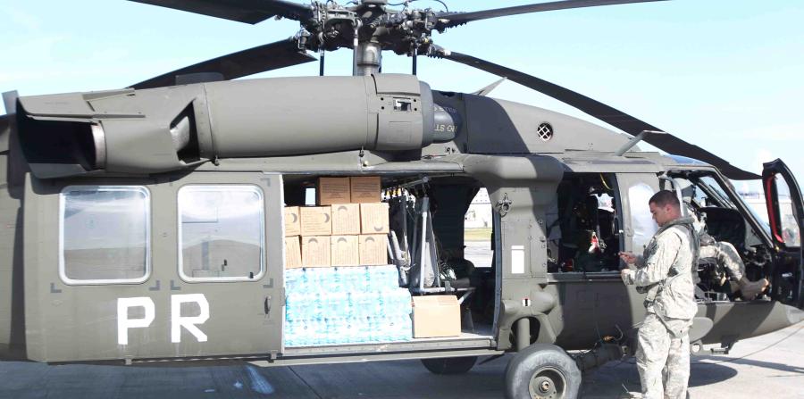 Orocovis, Puerto Rico. Este helicóptero Blackhawk hizo tres viajes desde San Juan a Orocovis en el mismo día llevando cajas de comida y agua a los residentes de un barrio apartado en las montañas de la isla.