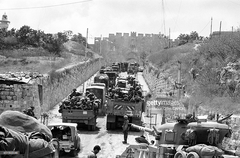Fuerzas armadas israelíes entran la Ciudad Antigua de Jerusalén el 7 de junio de 1967.