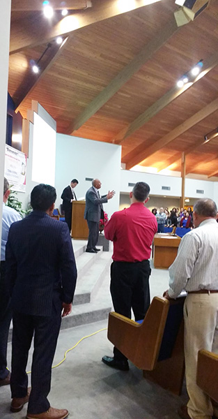 Esta fotografía de Daniel Gonzáles y Alberto Suárez frente a una congregación de 590 fue tomada durante el Seminario Bíblico Houston 2017, efectuado en la iglesia de Cristo, Channellview, Texas, in abril de 2017.