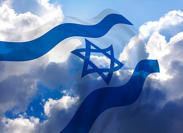 La bandera de Israel contra un cielo azul, con nubes blancas, ilustra la Lista de temas sobre los judíos de hoy y del pasado, en profecías del Nuevo Testamento, en Apocalipsis, etcétera, en editoriallapaz.org.