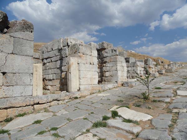 Antioquía. Ruinas de una larga calle pavimentada romana, con paredes de tiendas que había en el tiempo de Pablo y Bernabé.