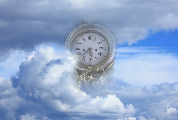 Imagen compuesta de un reloj grande sobre nubes cúmulus y bajo una nube grisácea  con un asomo de cielos azules a la derecha, marcando las manecillas las 5:40 p.m., ilustración para el prólogo del Comentario sobre Apocalipsis por Homero Shappley
