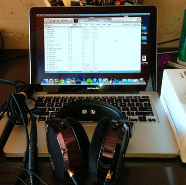 Una computadora y audífonos identifican la Página de Sermones y Estudio bíblicos en audio y video en editoriallapaz.org.
