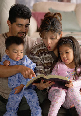 Esta fotografía de una familia que lee la Biblia ilustra el tema ¿Por qué Jesús? ¿Por qué murió en la cruz?, en formato de PDF.