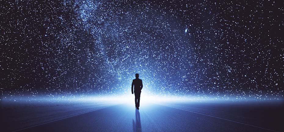 Esta gráfica de un ser solitario caminando sobre un camino en el espacio hacia una luz blanca brillante dellante de de él, con el firmamento estrellado encima, ilustra el tema Juicios y destinos espirituales, en editoriallapaz.org.