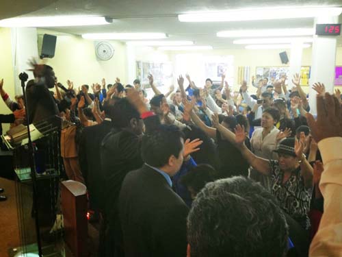 Esta fotografía es de un centro pentecostal en México, donde los presentes piden señales y procuran caer en éxtasis, ilustración para el tema Busando de Dios y la Salvación en México, en editoriallapaz.