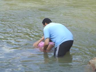 Ronald Sabino, reached through our Internet site, baptizes a person en Ocaña, Colombia. 