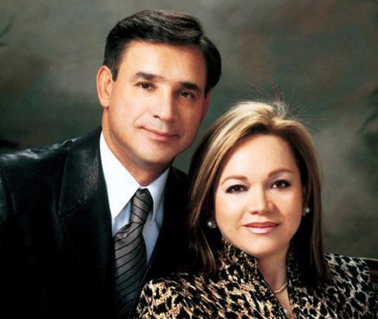 César Castellanos y la pastora Claudia Rodríguez de Castellanos, ex senadora de la república, lideran esta iglesia cristiana que tiene más de 200 mil seguidores en la ciudad  de Bogotá.