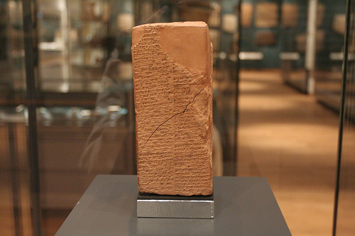 Esta fotografía del Prisma Weld en un museo en Oxford, Inglaterra ilustra la Página de imágenes en PDF de escritos sumerios-mesopotámicos que evidencian el gran Diluvio, documento en editoriallapaz.org.