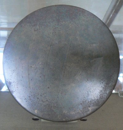 Fotografía de un espejo redondo de metal brilloso del antiguo Corinto.