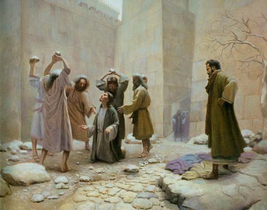 En esta pintura, Saulo de Tarso observa mientras judíos enfurecidos apedrean a Esteban, consintiendo Saulo en su muerte, ilustración para el comentario sobre Hechos en editoriallapaz.