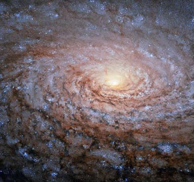 Esta fotografía de la galaxia espiral Sunflower, con sus grandes multitudes de estrellas, ilustra la Página Atributos de Dios, en editoriallapaz.