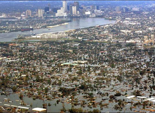 Una vista aérea de la ciudad de Nueva Orleáns después del paso del huracán Katrina, mostrando grandes áreas urbanas inundadas, fotografía que ilustra el artículo El feroz huracán Katrina azota a Nueva Orleans -Enfoques espirituales- en editoriallapaz.org.