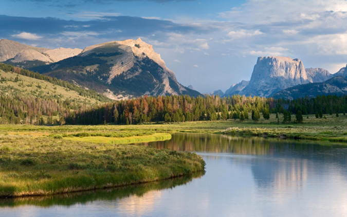 Aguas tranquilas y montañas majestuosas se ven en este cuadro de Green River, Square Top Mountain, Wyoming, cuadro que adorna el Índice U de temas bíblicos en editoriallapaz.org