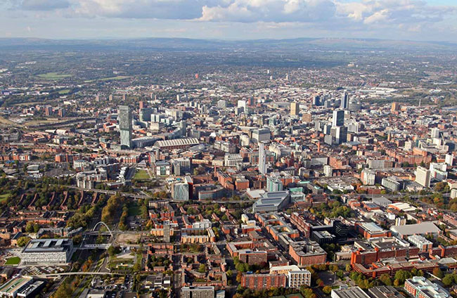 Una fotografía de la ciudad de Manchester, Inglaterra, la cual cuenta con una población de 510,000.