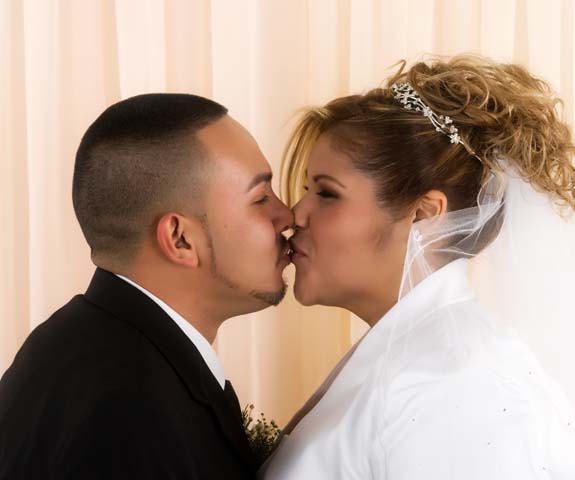 Esta fotografía de una pareja besándose después de su boda ilustra el Dilema 5 de la serie Dilemas morales-espirituales que giran en torno a relaciones sociales-sexuales-matrimoniales.