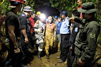En Nicaragua, algunos hombres arriesgan sus vidas para rescatar a mineros atrapados en una mina de oro y plata.