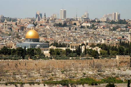 Una vista de la ciudad moderna de Jerusalén, unida bajo el mando de los israelíes desde 1967. Para el año 2011, Jerusalén contaba con una población de 801.000.