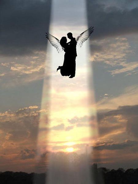 En esta impresionante gráfica, una pareja casada, en silueta y con dos alas angelicales detrás de ella, es elevada por encima de la tierra en un rayo de luz, en representación de lo excelso y eterno del amor puro.