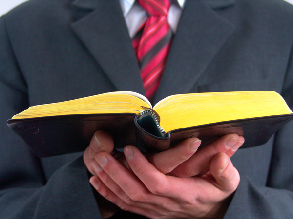 Esta fotograf'ia de manos varoniles que sostienen una Biblia abierta ilustra el documento Pastores: estudios sobre la organización establecida por dios para su iglesia, en editoirallapaz.org.