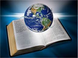 El planeta Tierra sobre una Biblia abierta ilustra el tema El Espíritu Santo empieza a revelar y confirmar la verdad por medio de los dones sobrenaturales, imagen-diapositiva.