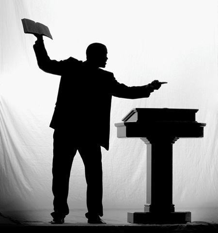 El predicador incompetente Presentao Confiado comete treinta y siete errores en un mensaje corto de tan solo seis minutos.