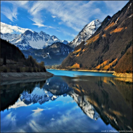 Reflecciones de montañas en aguas tranquilas ilustran, aunque imperfectamente, cómo Cristo es la imagen de Dios.
