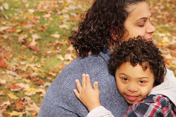 Esta fotografía de una madre con su hijito que padece del Síndrome de Down ilustra el artículo relevante ¿Por qué Dios permite malformaciones en niños, por ejemplo, el Síndrome de Down?, en editoriallapaz.