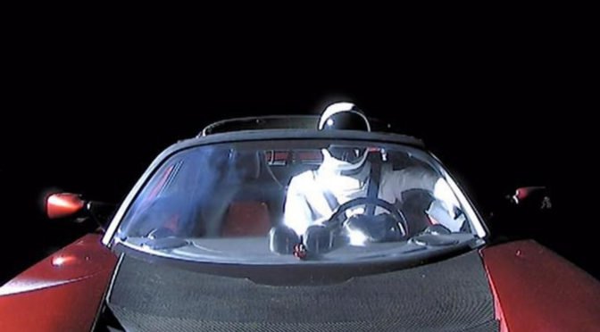 Starman el astronauta al volante de su Tesla Roadster, dentro de la recámara de carga del cohete Falcón Pesado.