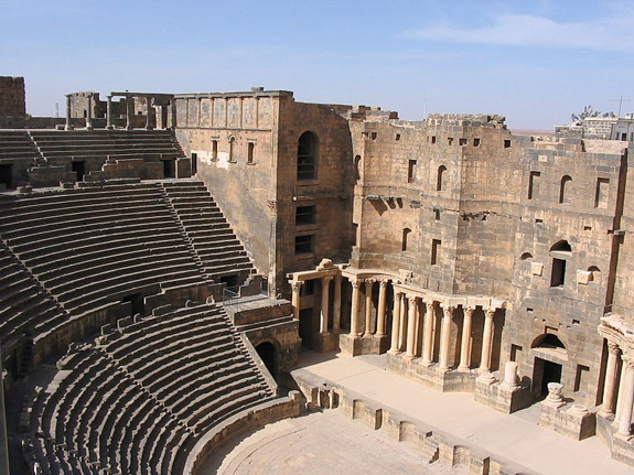 Este teatro romano en Bosra, Siria es uno de los mejores conservados, ilustrando esta fotografía el Estudio Visitas a Séforis y Escitófiilo, Lección 4, de la serie El joven Jesucristo, Notas para el maestro.