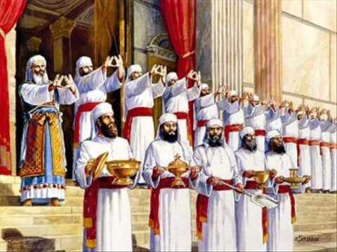 Las “vestimentas para honra y hermosura” de los sacerdotes levíticos de Israel se pueden apreciar en esta imagen. A la izquierda, aparece el sumo sacerdote ataviado con sus “vestiduras sagradas”.