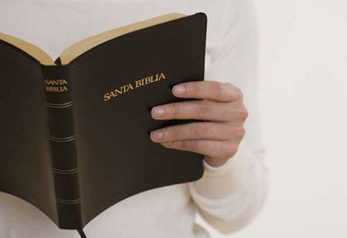 Esta fotografía de una Biblia sostenida en las manos de un varón ilustra la lista de Diez prédicas cortas, en editoriallapaz.