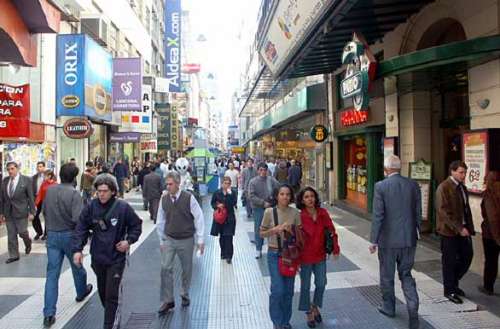 Esta fotografía de muchas personas en una calle comercial de Buenos Aires, Argentina, ilustra el tema Frenazo al materialismo, sensualismo, hedonismo y humanismo, en editoriallapaz.org.
